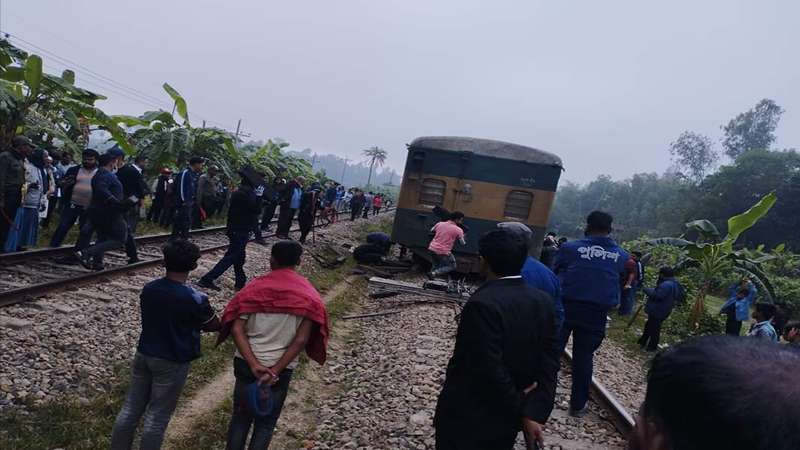 সীতাকুণ্ডে ঢাকাগামী যাত্রীবাহী চট্টলা এক্সপ্রেস লাইনচ্যুত 